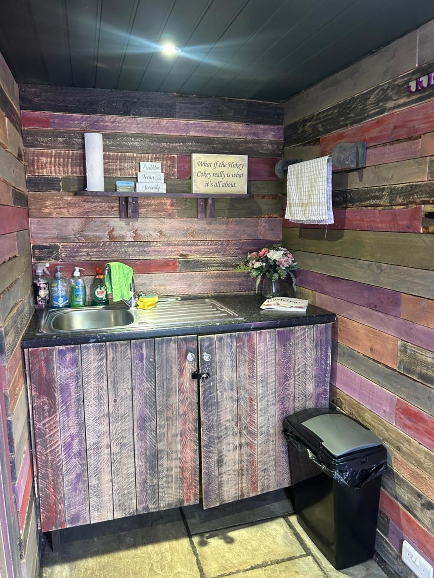 Rhodes To Serenity - Waterfall Shepherds Hut Cauldon Exteriér fotografie