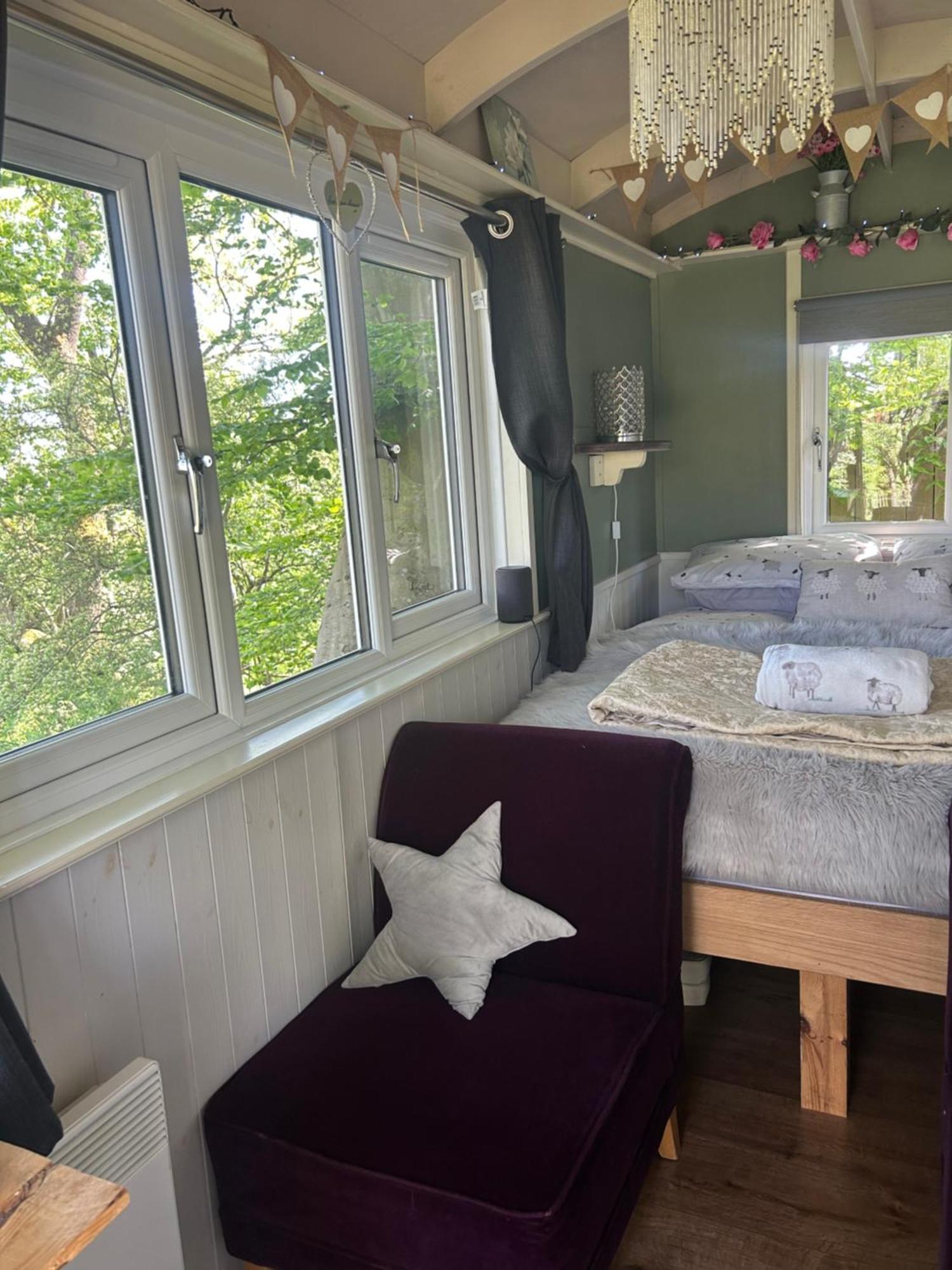 Rhodes To Serenity - Waterfall Shepherds Hut Cauldon Exteriér fotografie