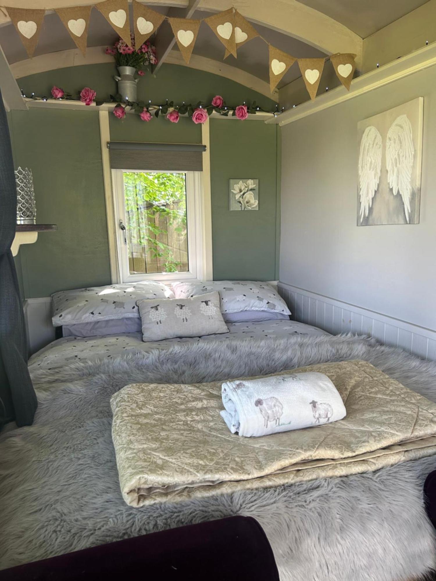 Rhodes To Serenity - Waterfall Shepherds Hut Cauldon Exteriér fotografie